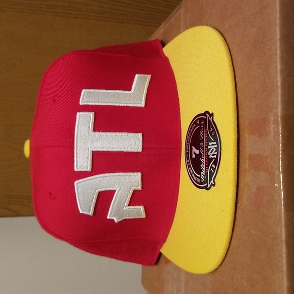 MITCHELL & NESS SIZE 7 FITTED HAT YELLOW RED RETRO THROWBACK ATLANTA HAWKS NBA - Picture 1 of 9
